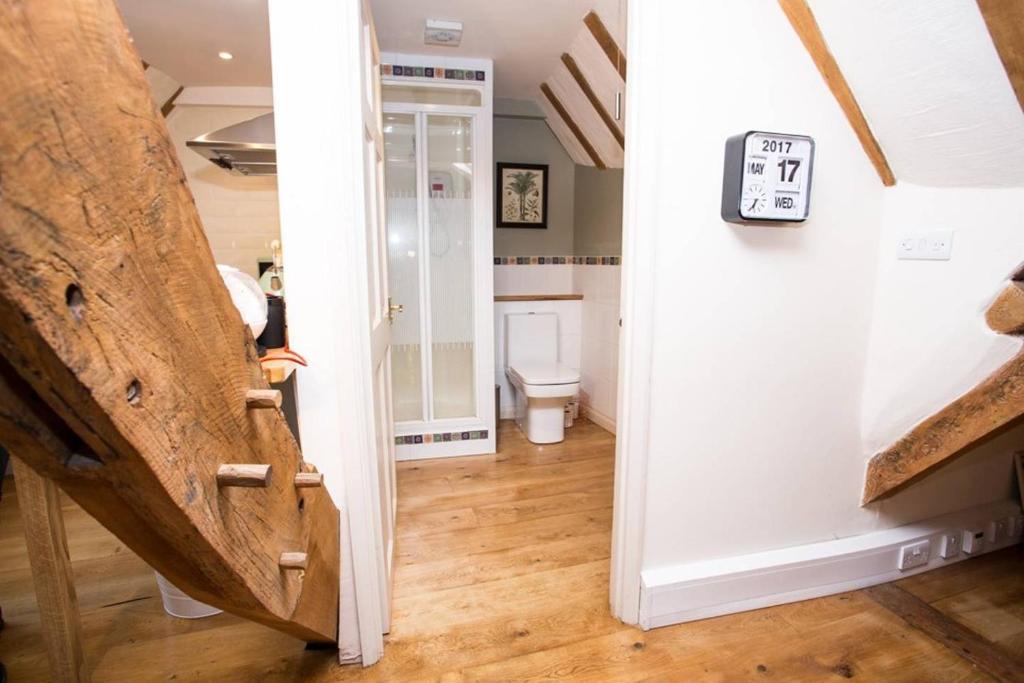 un pasillo con una escalera que conduce a un baño en The Apartment Stratford Upon Avon - Town Centre, en Stratford-upon-Avon