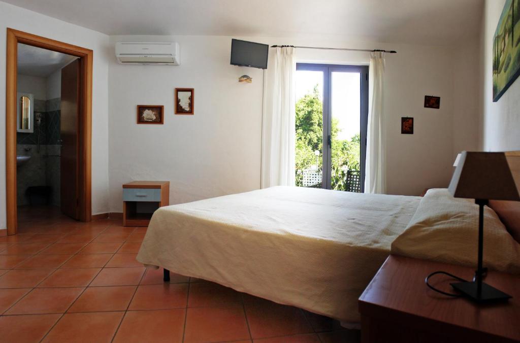 A bed or beds in a room at Verdeblu Country Hotel