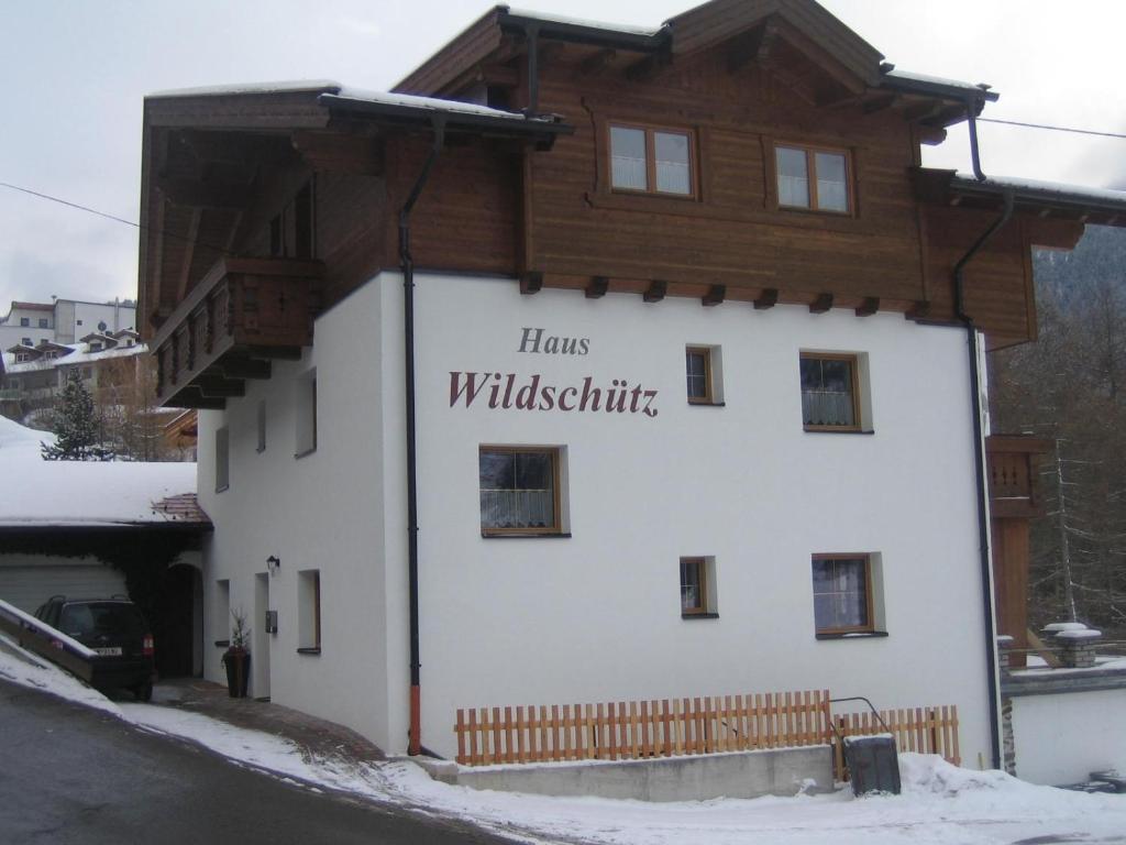 Haus Wildschütz في سولدن: مبنى أبيض مكتوب عليه hus windstute