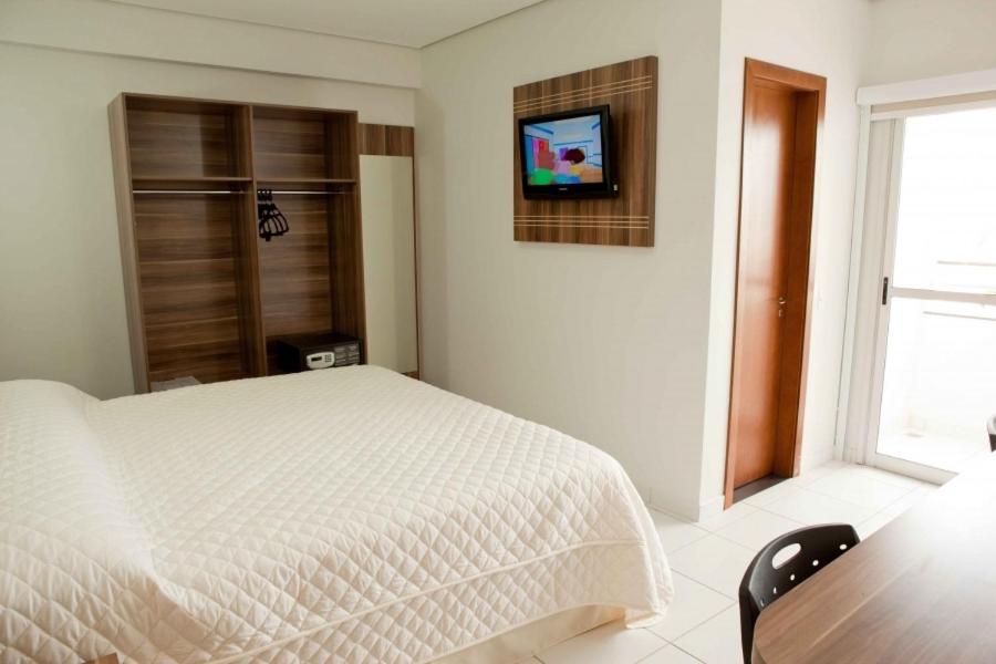 TV a/nebo společenská místnost v ubytování Serras Hotel