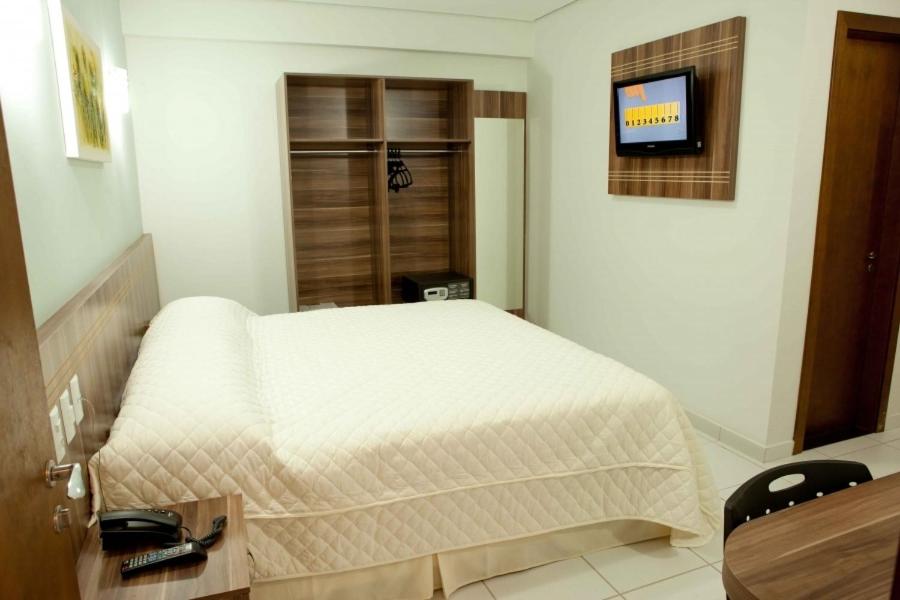 Postel nebo postele na pokoji v ubytování Serras Hotel