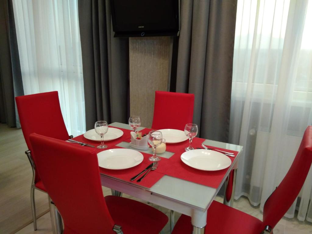 オデッサにあるАсташкинаの赤いダイニングテーブル(赤い椅子付)、赤いテーブル、チェアトップ