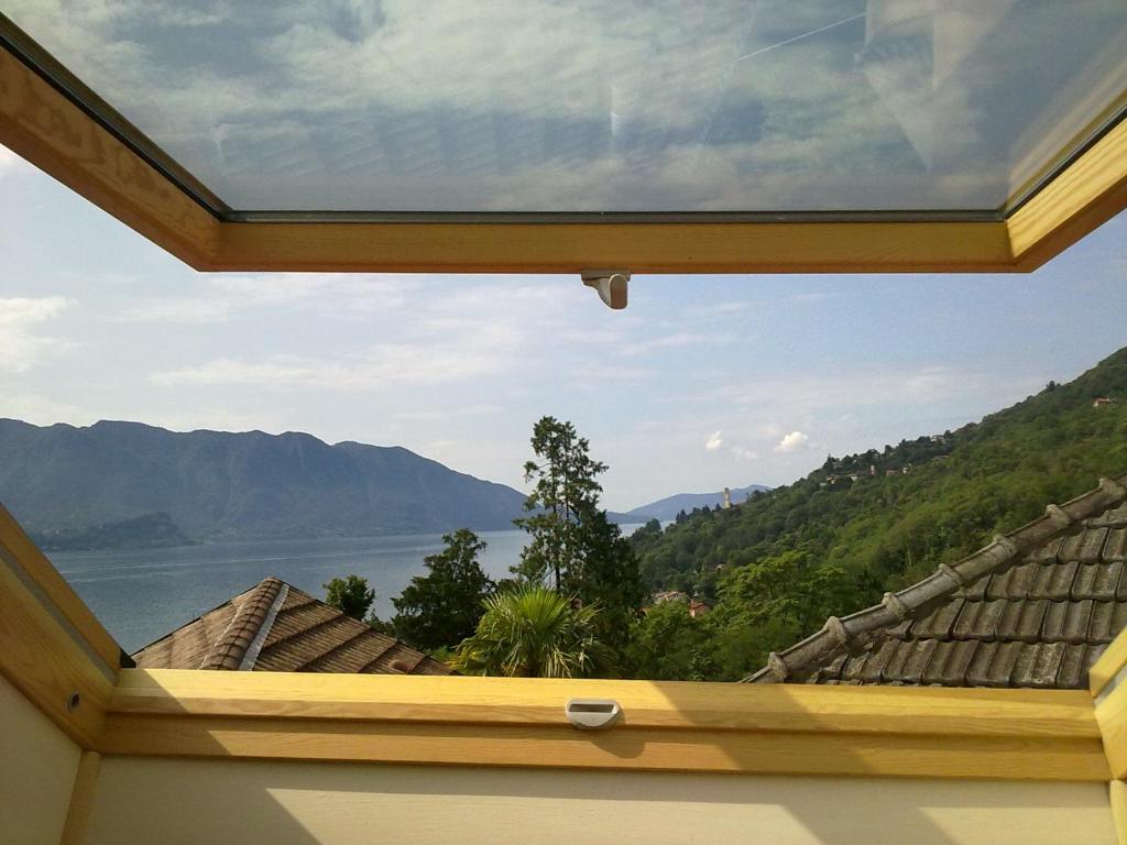 una ventana en una habitación con vistas al agua en Casa delle Antiche Pietre, en Cannero Riviera