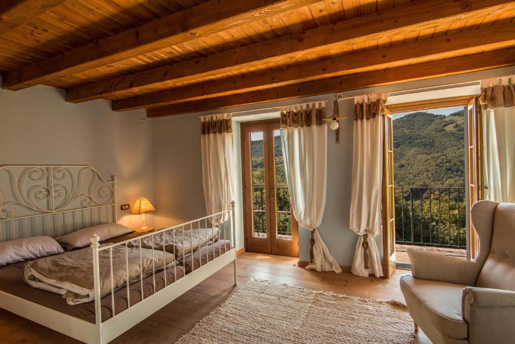トレモージネ・スル・ガルダにあるCasa San Francescoのベッドルーム1室(ベッド1台、大きな窓付)