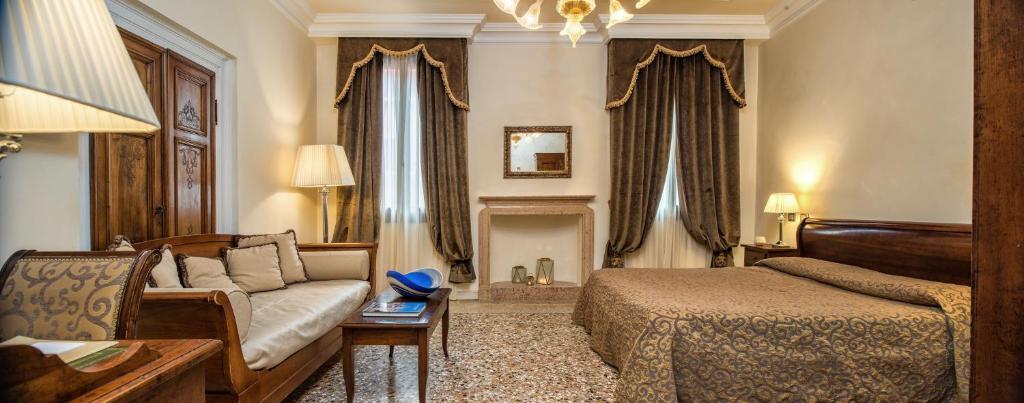 Postel nebo postele na pokoji v ubytování Hotel Dell'Opera