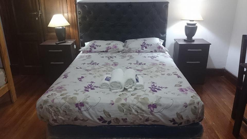Un dormitorio con una cama con dos velas. en Hostel Marino Rosario en Rosario