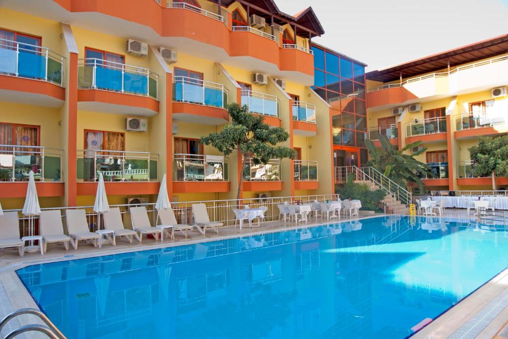 凱梅爾的住宿－瓦賽曼酒店，酒店前的游泳池