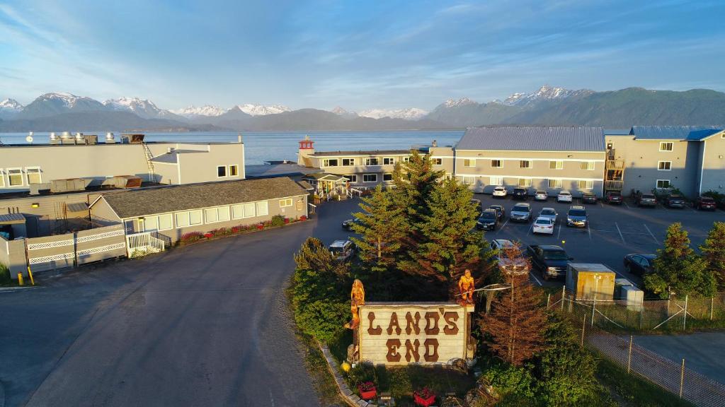 une vue aérienne d'une ville avec un panneau indiquant l'extrémité des lampes dans l'établissement Land's End, à Homer