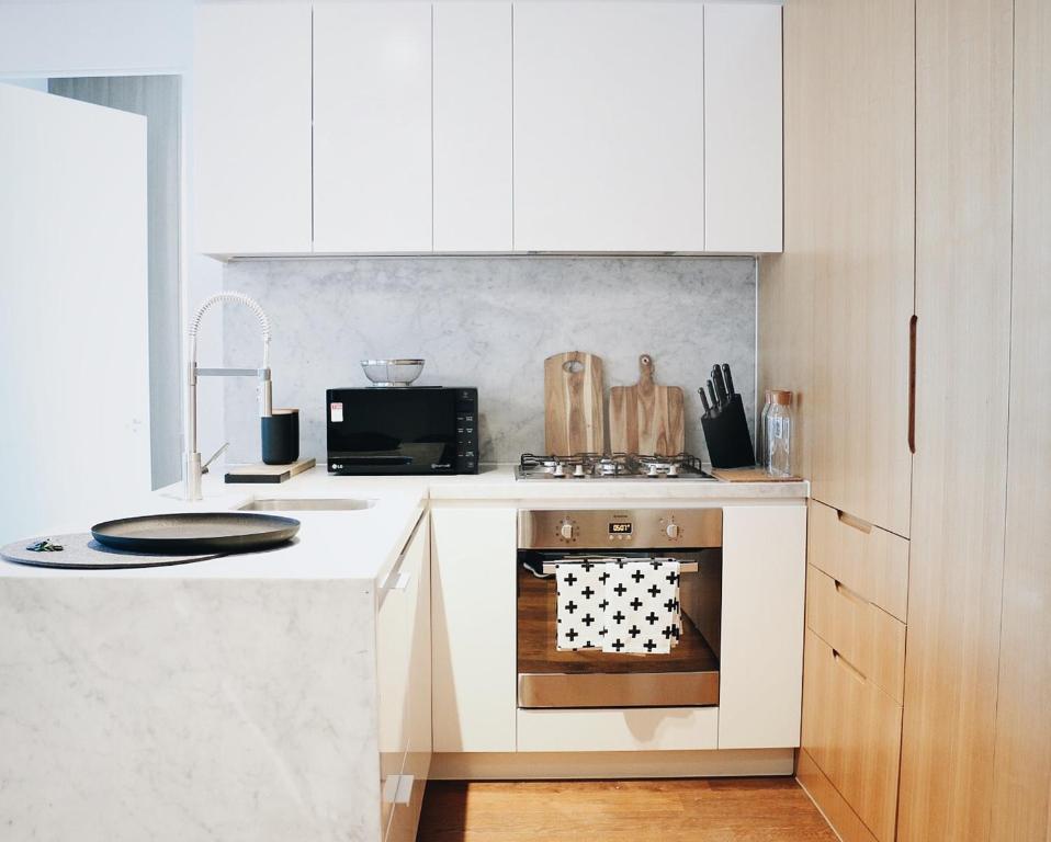Η κουζίνα ή μικρή κουζίνα στο ReadySet Apartments at Lighthouse
