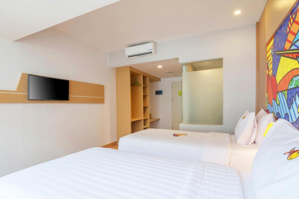 Postel nebo postele na pokoji v ubytování MaxOneHotels at Resort Makassar