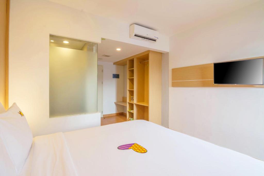 Postel nebo postele na pokoji v ubytování MaxOneHotels at Resort Makassar