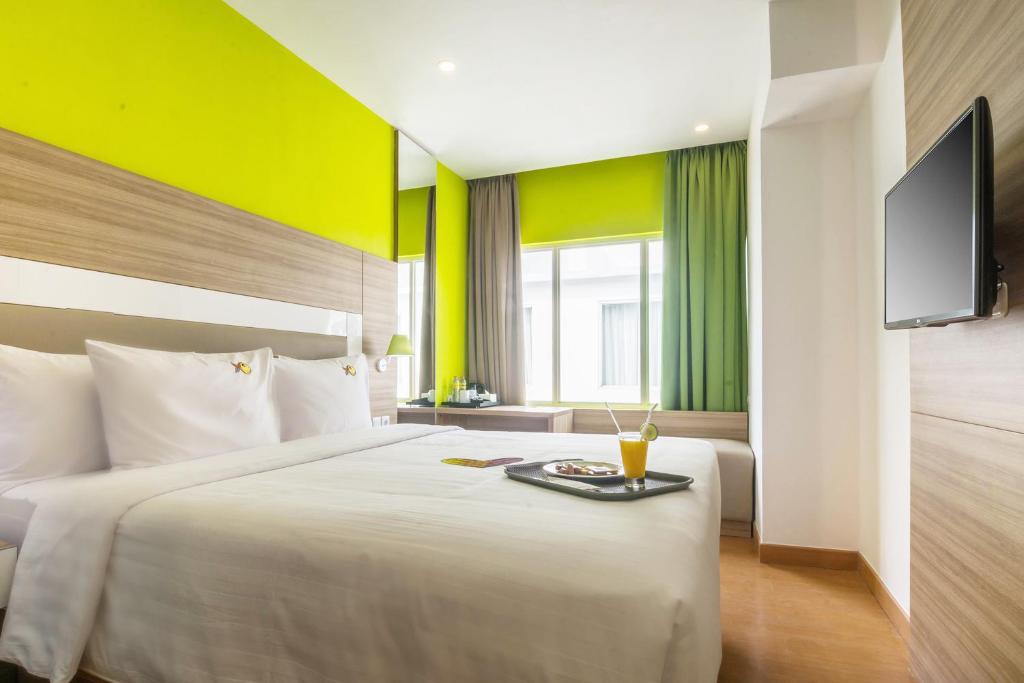 Postel nebo postele na pokoji v ubytování MaxOneHotels at Resort Makassar