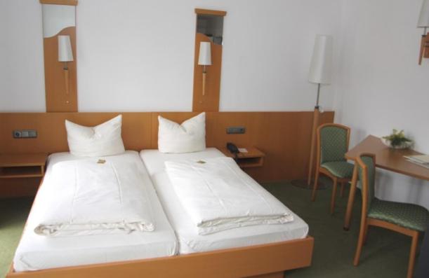 Postel nebo postele na pokoji v ubytování Hotel Bitburger Hof