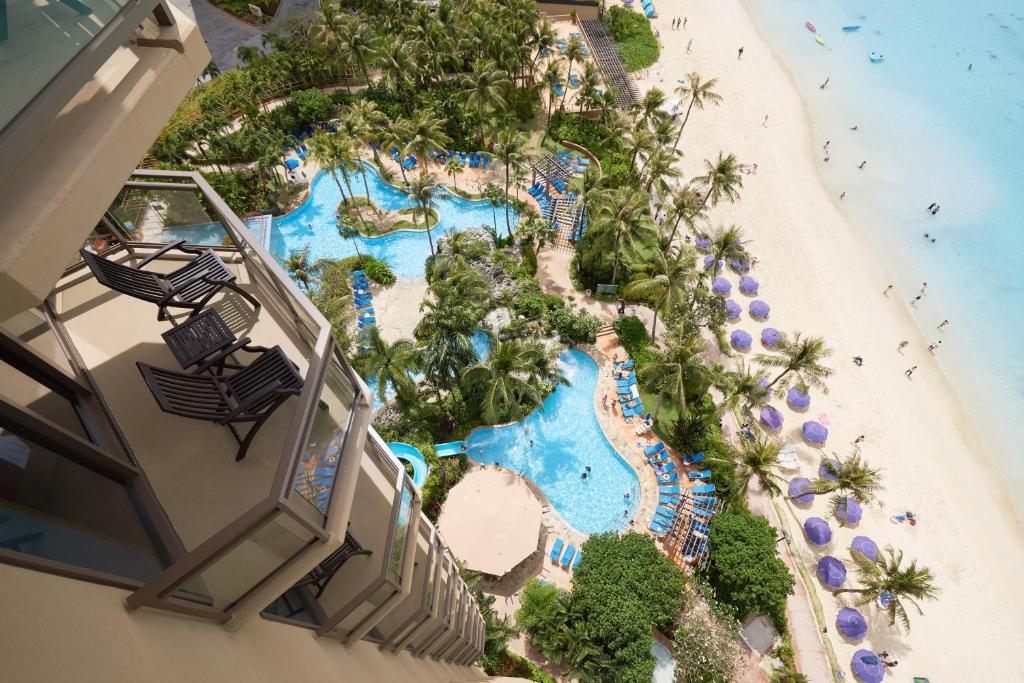 Dusit Beach Resort Guamの敷地内または近くにあるプール