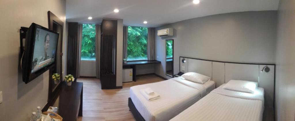 Postel nebo postele na pokoji v ubytování YWCA Hotel Bangkok