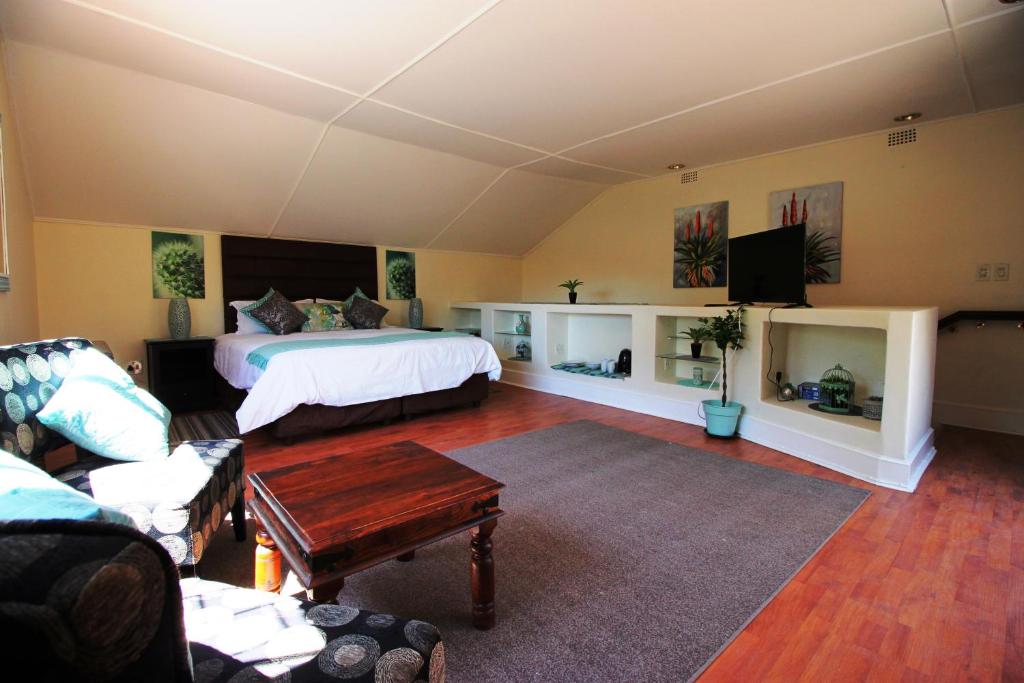 sala de estar con cama y sofá en House on Morninghill, en Johannesburgo