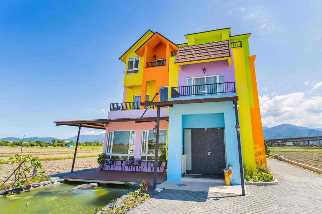 una casa colorida en medio de un campo en Meet a miracle, en Dongshan