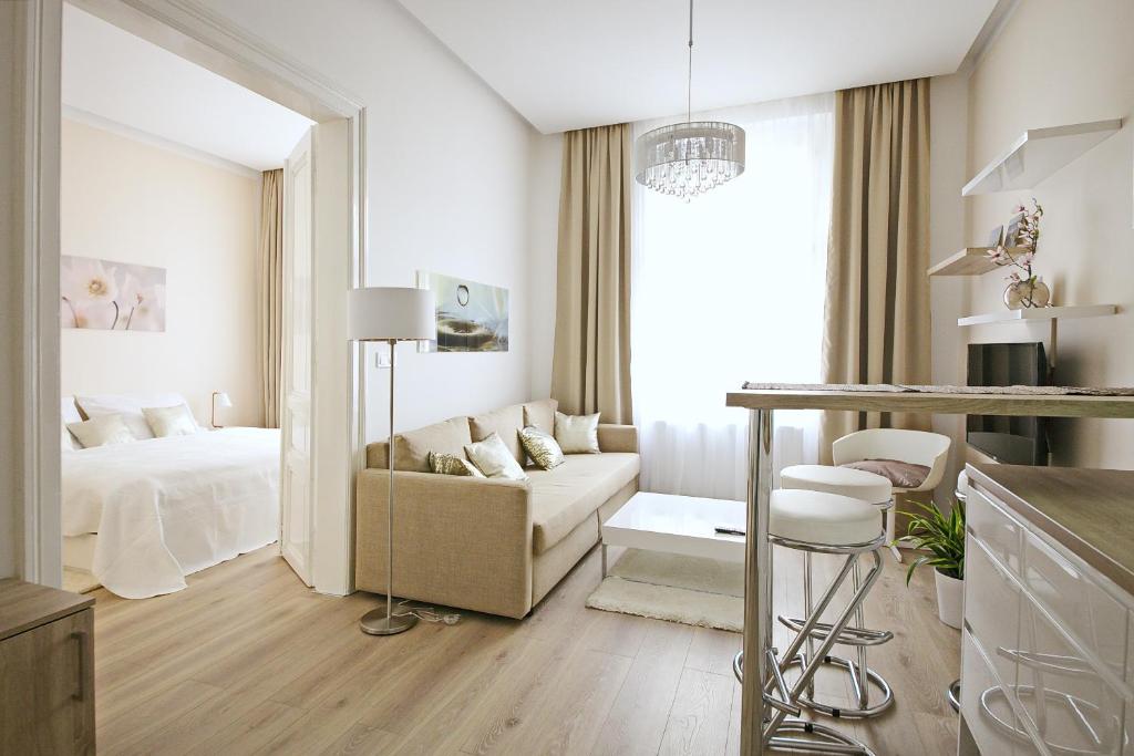Posteľ alebo postele v izbe v ubytovaní Luxury Center Apt. Charles bridge walking distance