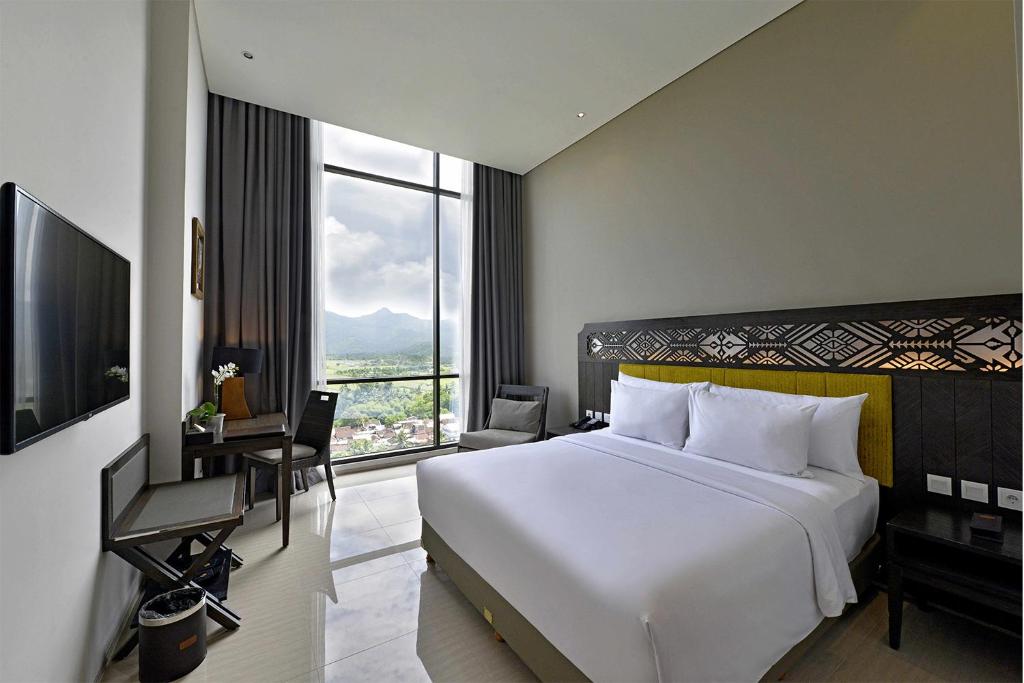 Postel nebo postele na pokoji v ubytování Lombok Astoria Hotel