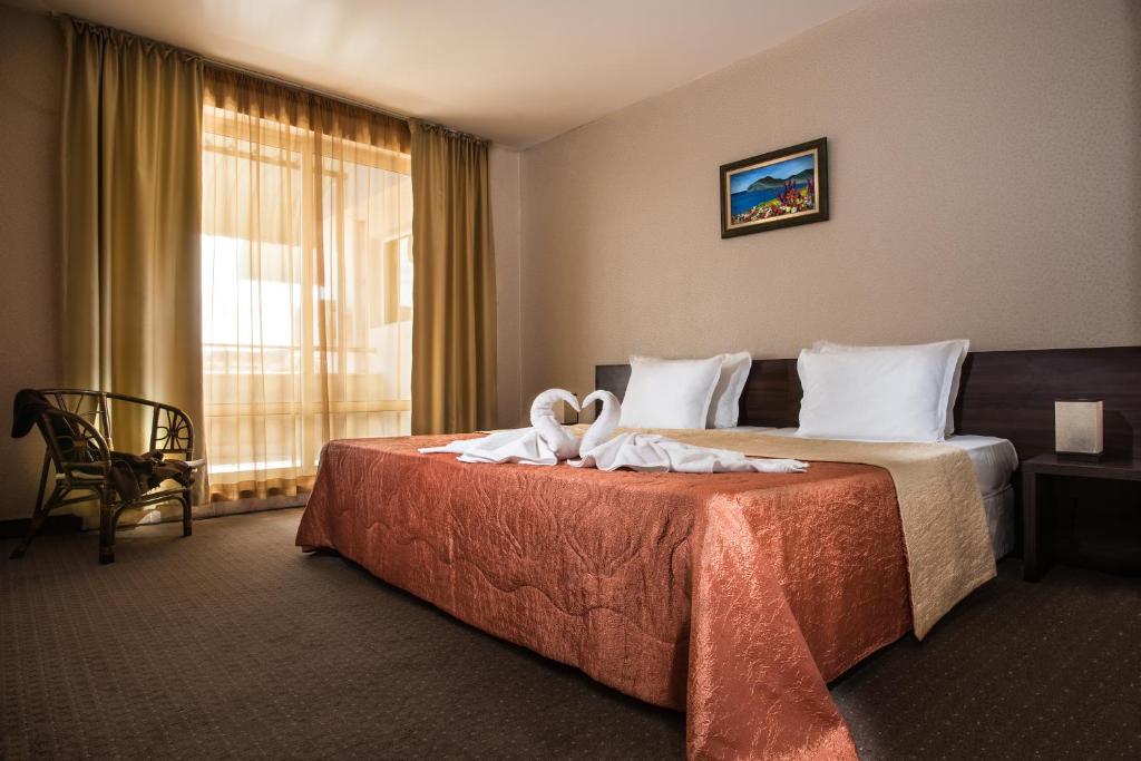 Postel nebo postele na pokoji v ubytování Flagman Hotel