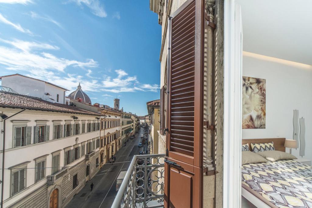 een balkon in een gebouw met uitzicht op een straat bij Cupola View in Florence