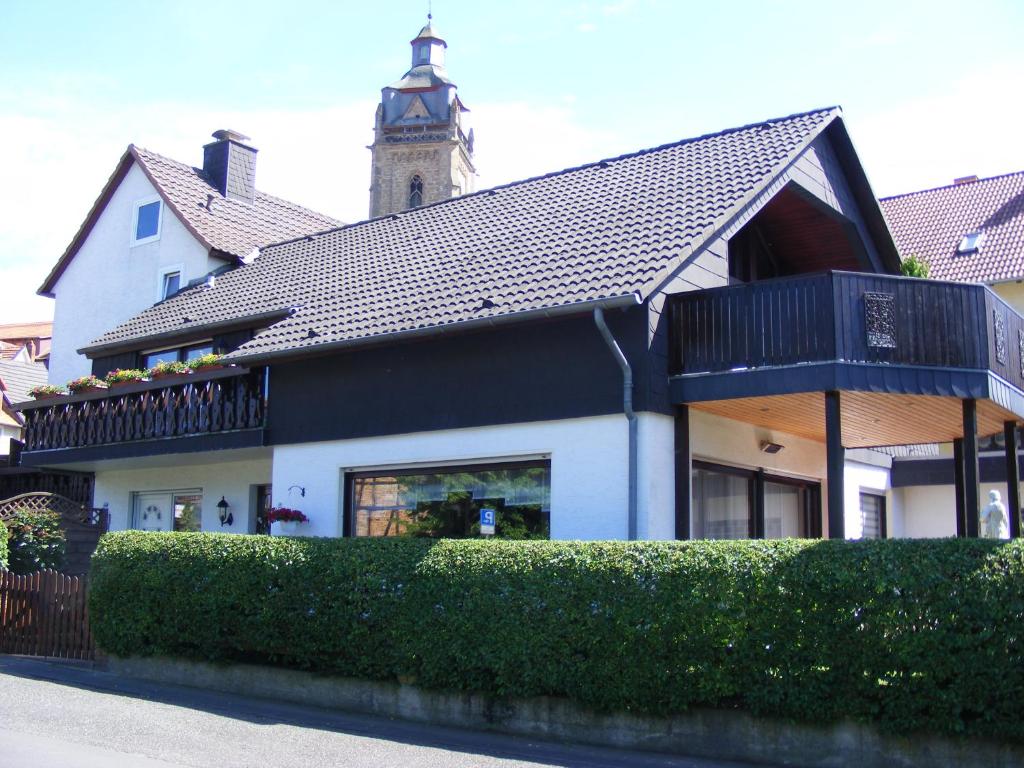 una casa en blanco y negro con una torre de reloj en Ferienhaus Gossel, en Bad Wildungen