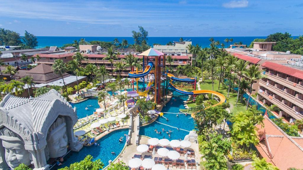 einen Luftblick auf einen Wasserpark in einem Resort in der Unterkunft Phuket Orchid Resort and Spa in Karon Beach
