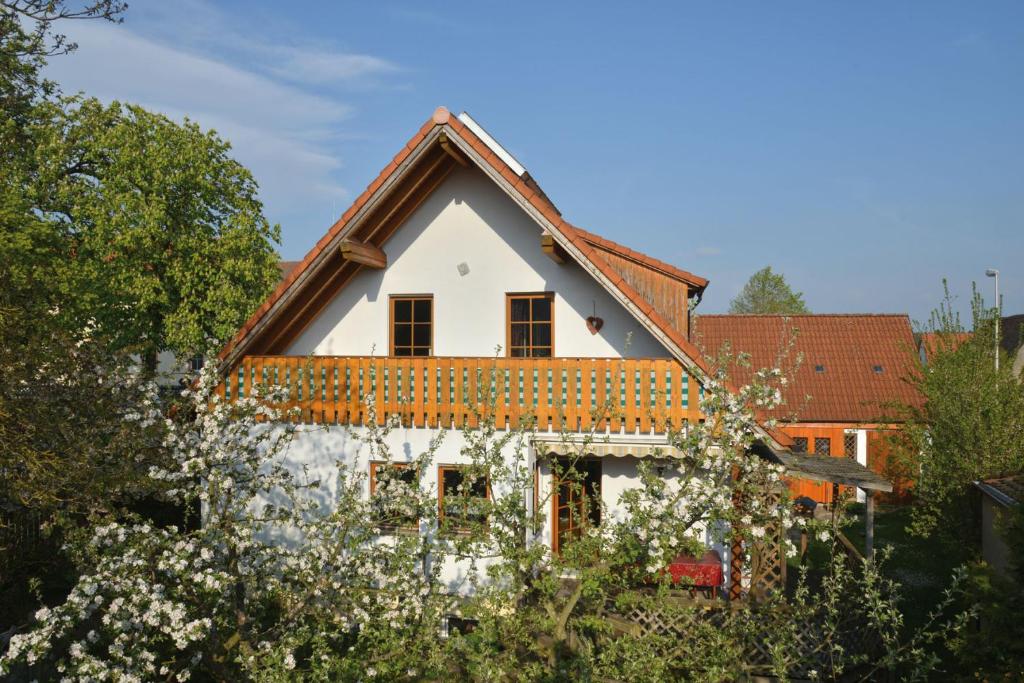 een oud huis met een oranje dak bij Ferienwohnung am Bimbach in Herzogenaurach