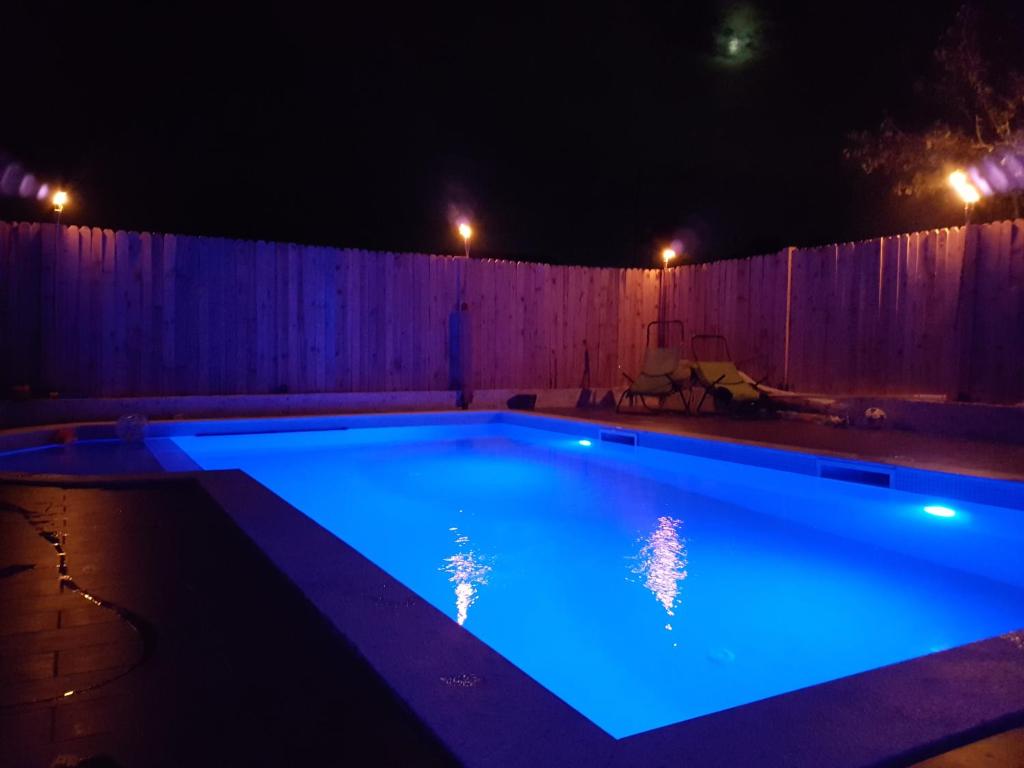 una gran piscina por la noche con luces azules en Holiday Home 2 Palma en Durrës