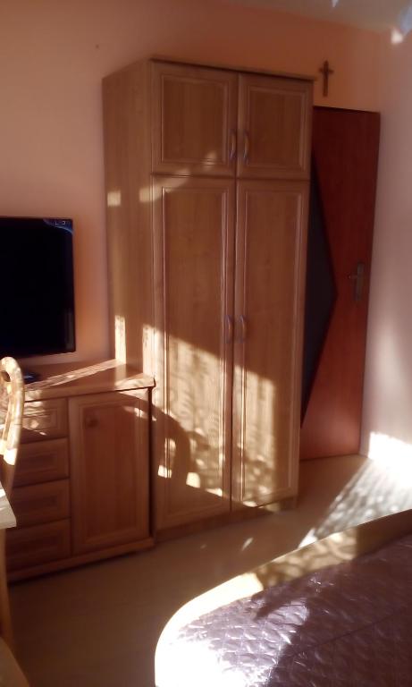 Televízia a/alebo spoločenská miestnosť v ubytovaní Biały Domek (blisko tężni)