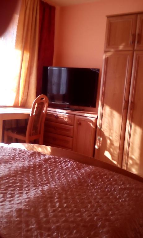 Televízia a/alebo spoločenská miestnosť v ubytovaní Biały Domek (blisko tężni)