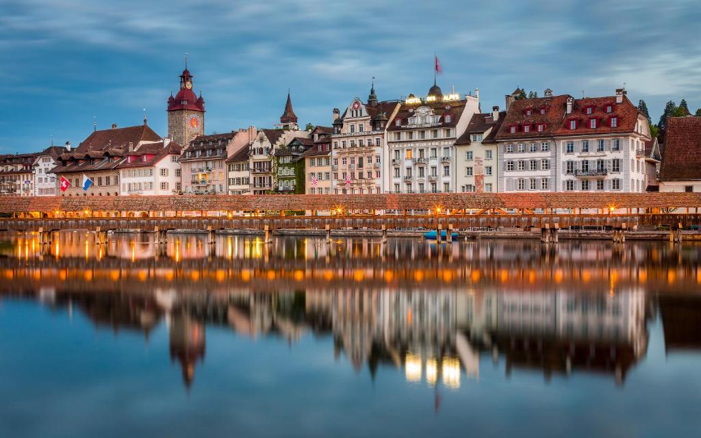 Nespecifikovaný výhled na destinaci Lucern nebo výhled na město při pohledu z hotelu