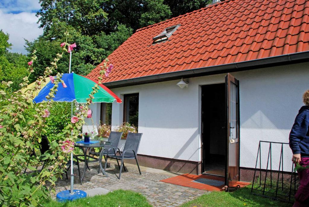 ラウターバッハにあるFerienhaus in Lauterbach mit Kacheの庭のテーブルと傘を持つ家