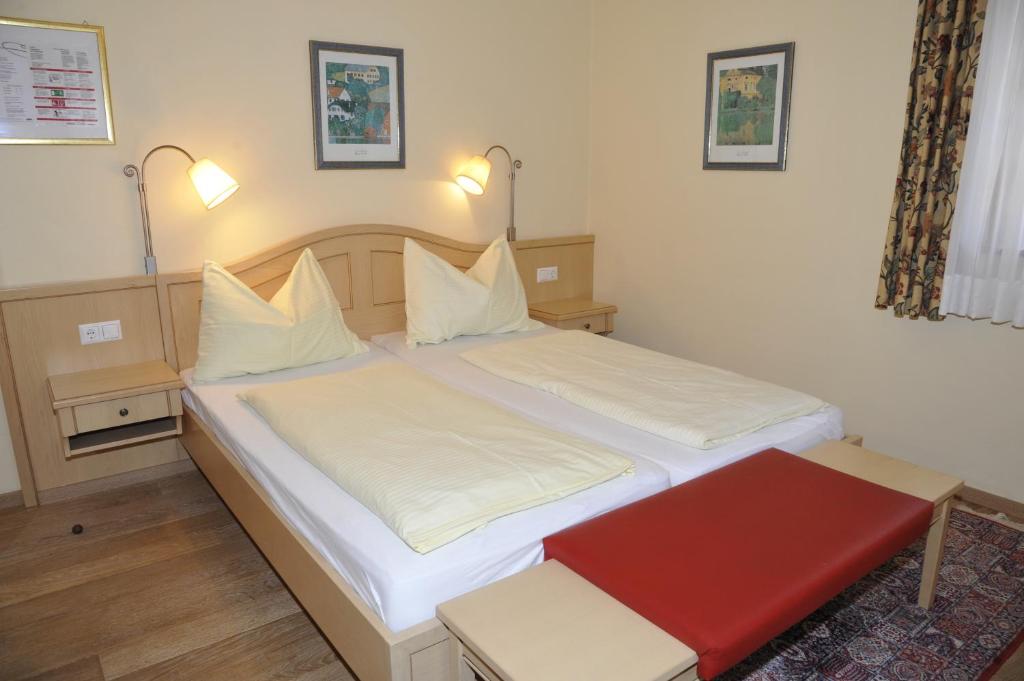 Postel nebo postele na pokoji v ubytování Hotel Gasthof Kamml