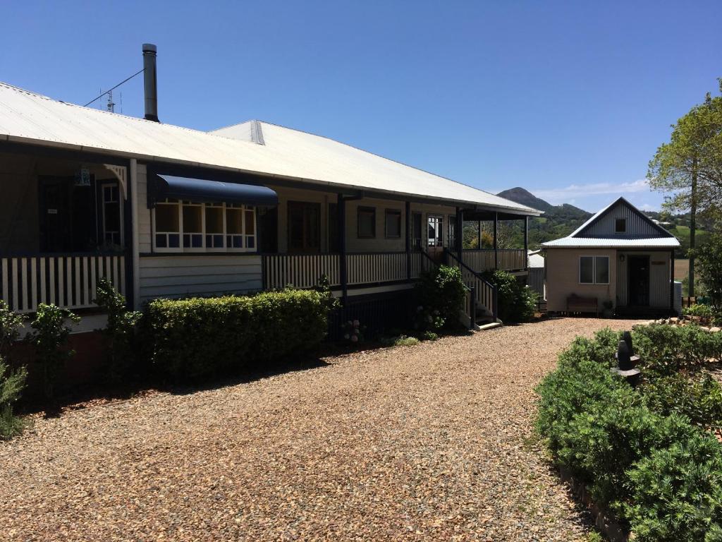 ein Haus mit Kieseinfahrt davor in der Unterkunft Gridley Homestead B&B in Eumundi