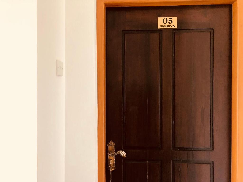 St CLAIRE'S GREEN Negombo Hotel & Hostels - 10