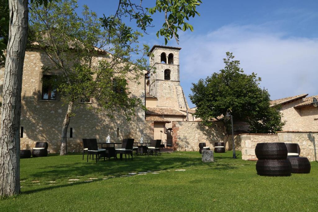 een gebouw met een tafel en stoelen en een toren bij Monastero Di Sant'Erasmo in Veroli