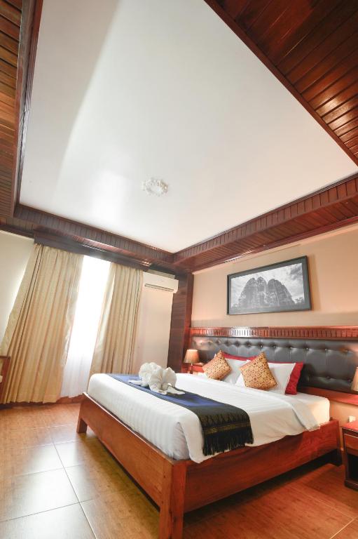 Postel nebo postele na pokoji v ubytování Angkor Pearl Hotel