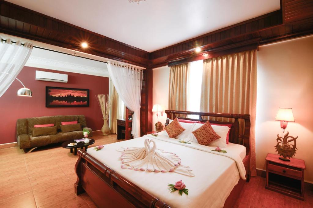 Postel nebo postele na pokoji v ubytování Angkor Pearl Hotel