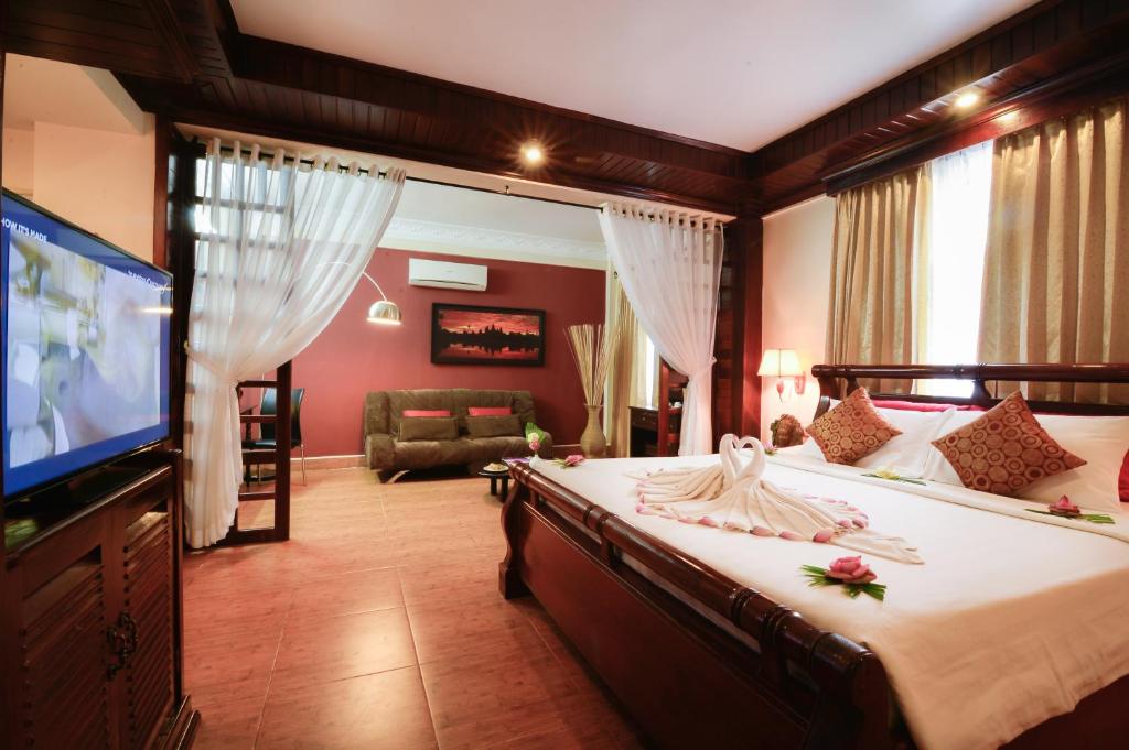 Postel nebo postele na pokoji v ubytování Angkor Pearl Hotel