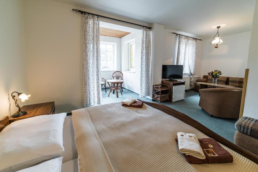 Postel nebo postele na pokoji v ubytování Valašský Hotel a Pivní lázně OGAR