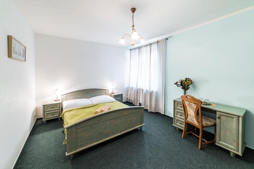 Postel nebo postele na pokoji v ubytování Valašský Hotel a Pivní lázně OGAR