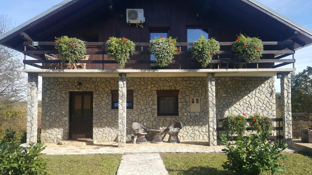 ein Haus mit Pflanzen nebeneinander in der Unterkunft Guest House Iva in Slunj