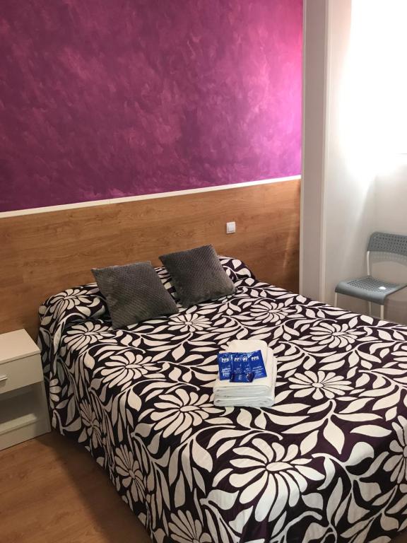 マドリードにあるCasa Huésped Magdalenaの紫の壁のベッドルーム1室