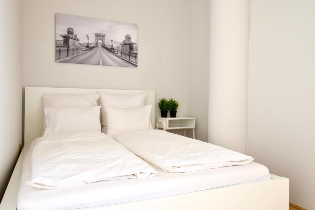 Posteľ alebo postele v izbe v ubytovaní Standerd Apartment by Hi5 - Lovag Family Suites