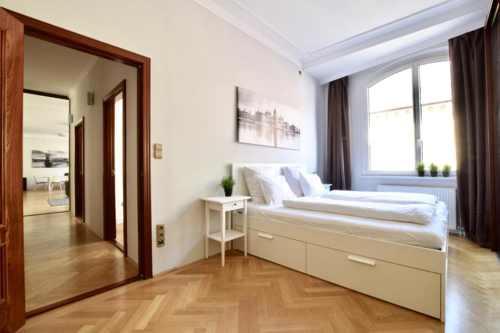 Posteľ alebo postele v izbe v ubytovaní Standerd Apartment by Hi5 - Lovag Family Suites
