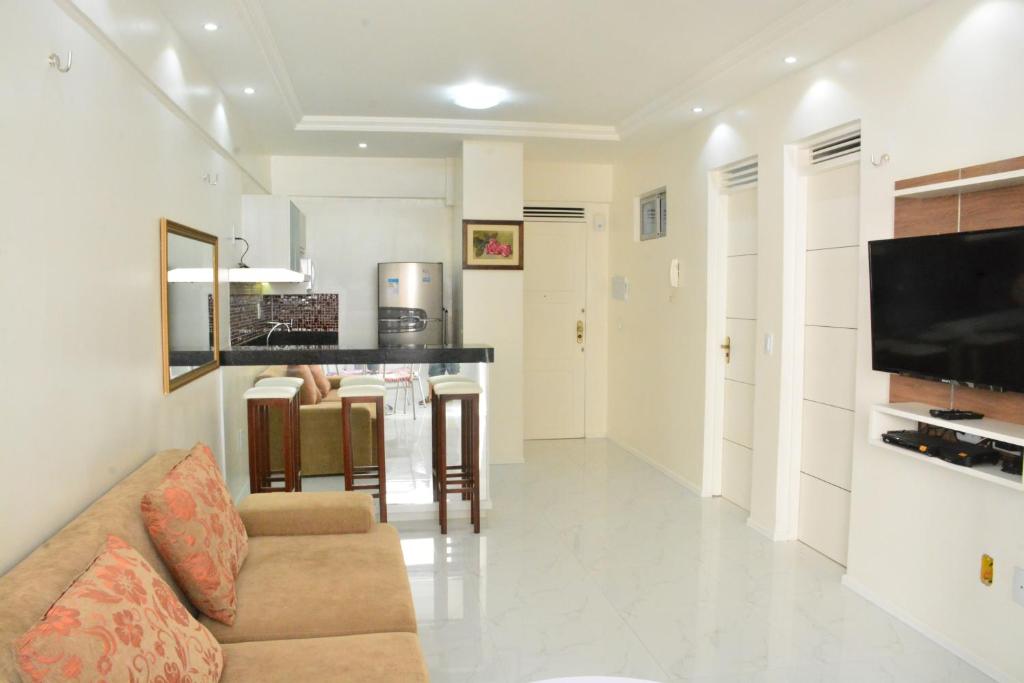 sala de estar con sofá y cocina en Apartamento Praia Meireles, en Fortaleza