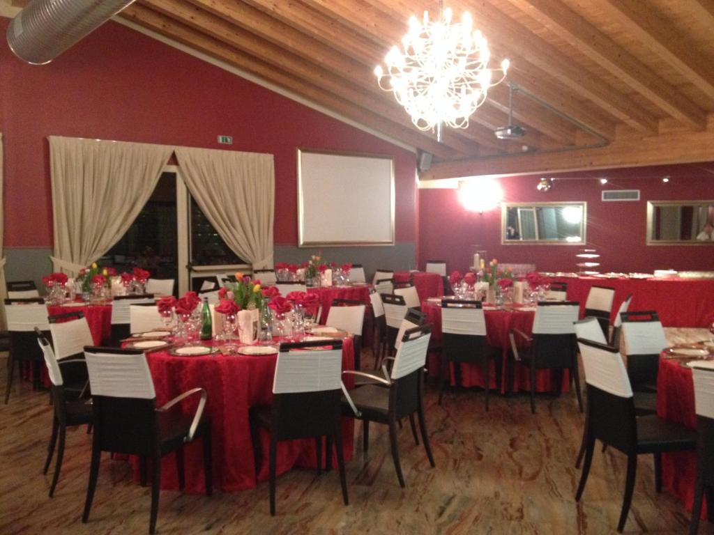 Reštaurácia alebo iné gastronomické zariadenie v ubytovaní Hotel San Martino