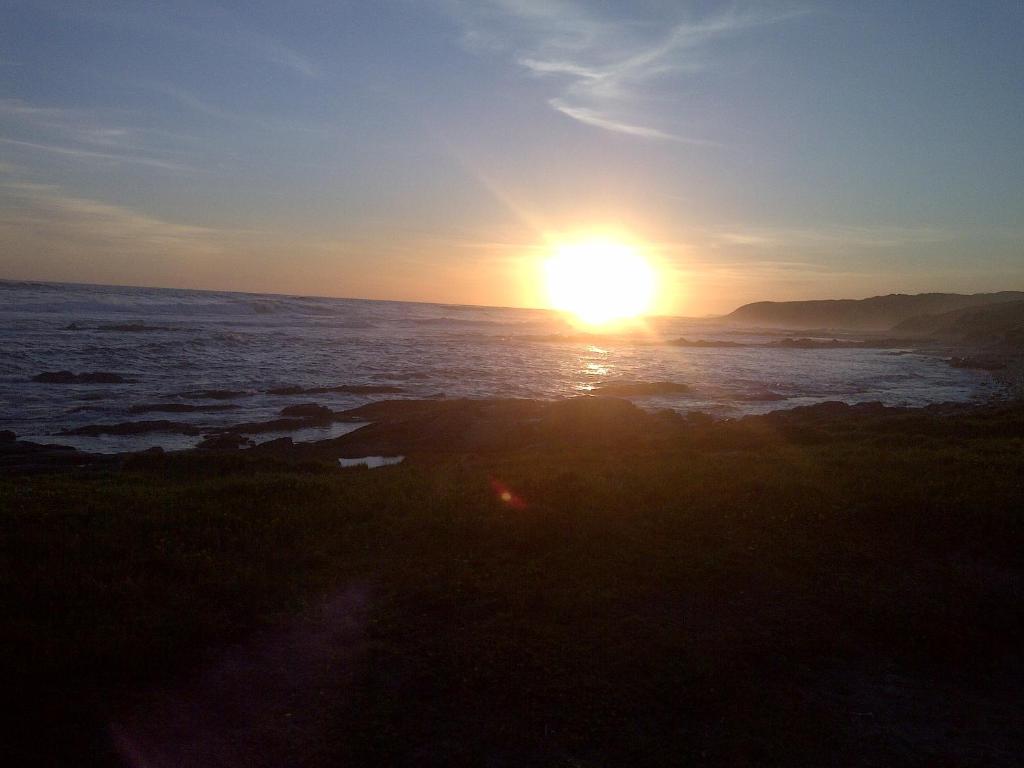 un tramonto sull'oceano con il sole nel cielo di Marine48 Self-catering Port Elizabeth a Port Elizabeth