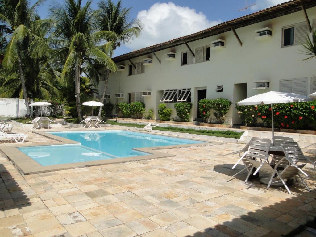 uma piscina em frente a um edifício em Flat Cumaru ap 210 TEMPORADANOFRANCES Localização privilegiada e conforto na Praia do Francês